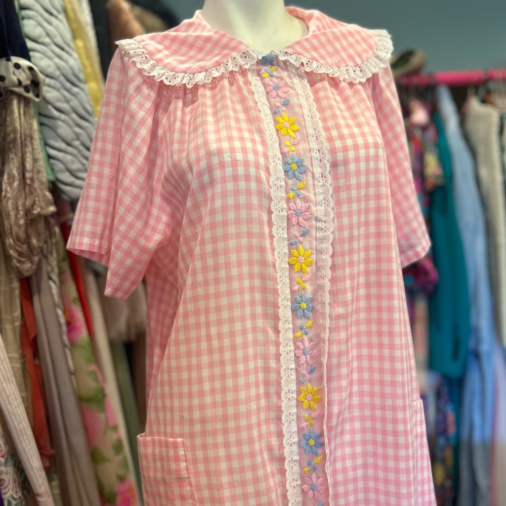 Cutest Vintage Pink Gingham Flower Robe - Picture 2 of 16